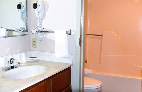 Connersville Hotel | The Woodridge Inn