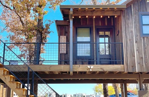 Elm Mott RV Rental | The Wren Treehouse (15 MIN to Magnolia & Baylor)