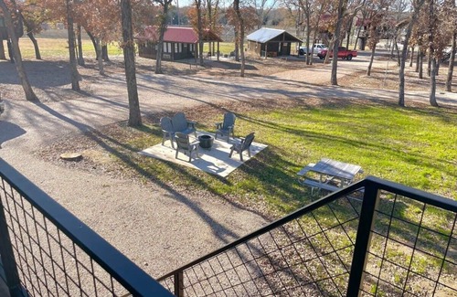 Elm Mott RV Rental | The Wren Treehouse (15 MIN to Magnolia & Baylor)