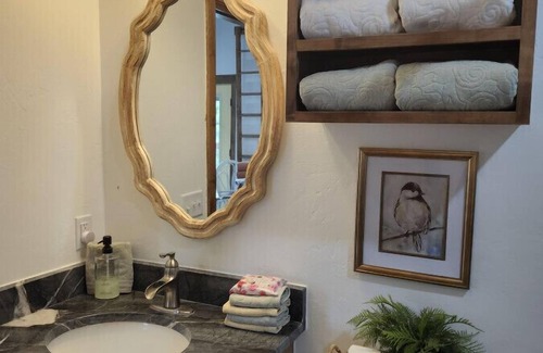 Guthrie Cabin | The Wren’s Nest Lake Cottage