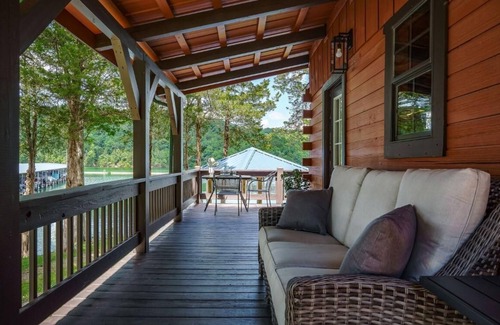 Allons Villa | The Wren’s Nest Studio Cabin 11 - Studio style cabin, queen bed and a kitchenette