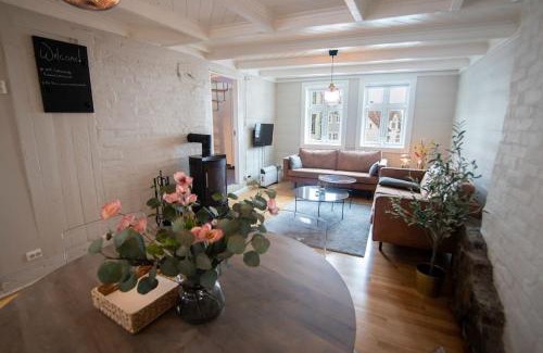 Stavanger Apartment | The yellow door