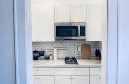 East Avenue Apartment | This apartment is a 0 bedroom(s), 1 bathrooms, located in Rochester, NY.
