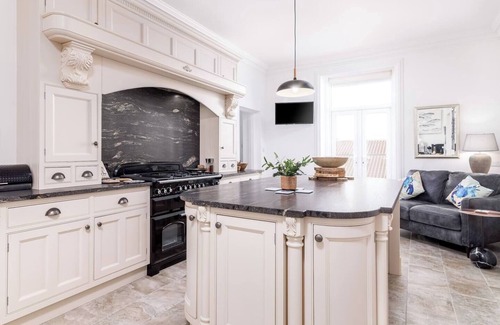 West Cliff Apartment | This apartment is a 3 bedroom(s), 2 bathrooms, located in North Yorkshire, England.