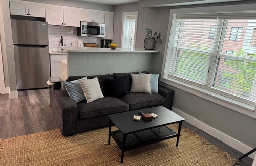 Country Club Plaza Area Apartment | This apartment is a 1 bedroom(s), 1 bathrooms, located in Kansas City, MO.