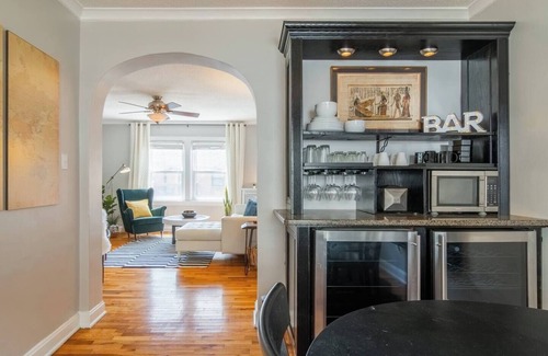 West Plaza Apartment | This apartment is a 2 bedroom(s), 1 bathrooms, located in Kansas City, MO.