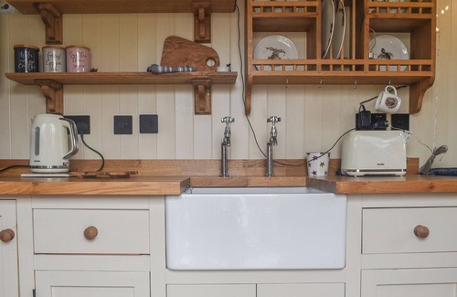 Dursley Cottage | This cosy and quiet Shepherd’s Hut is a great way to unwind.