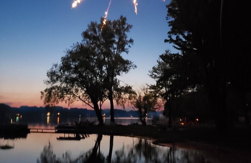 Custer Cottage | This cottage on the lake is a perfect place for a family vacation.