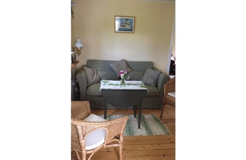 Katrineholm House | This cozy cottage is located on the beach of the idyllic lake Djulösjön in Katrineholm.