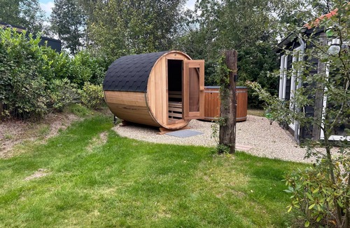 Kotten House | This holiday home with private sauna and hot tub features a cosy living room with open kitchen, one bedroom and a spacious green outdoor area.