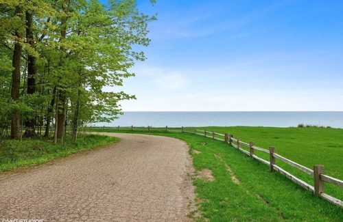 Glenn Haven Shores House | This house is a 4 bedroom(s), 2.5 bathrooms, located in South Haven, MI.