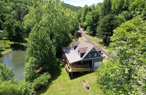 Tallmansville House | This house is a 4 bedroom(s), 3.5 bathrooms, located in Tallmansville, WV.