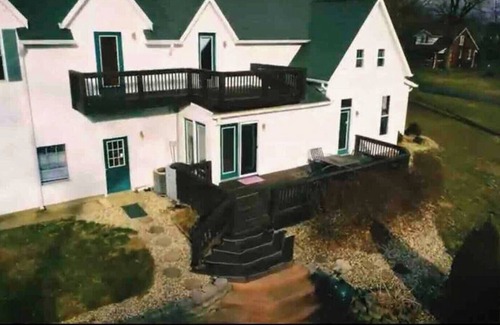 Greenwood House | This house is a 5 bedroom(s), 2 bathrooms, located in Greenwood, IN.