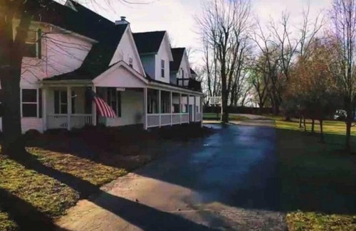 Greenwood House | This house is a 5 bedroom(s), 2 bathrooms, located in Greenwood, IN.