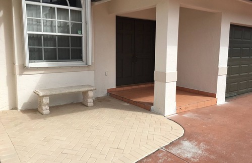 Tamiami House | This is a private Home, 4 Bedrooms, 2.5 Bathrooms Sleeps 8