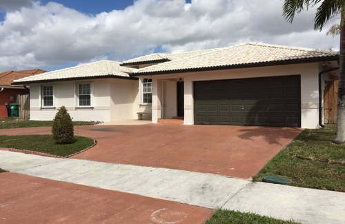 Tamiami House | This is a private Home, 4 Bedrooms, 2.5 Bathrooms Sleeps 8