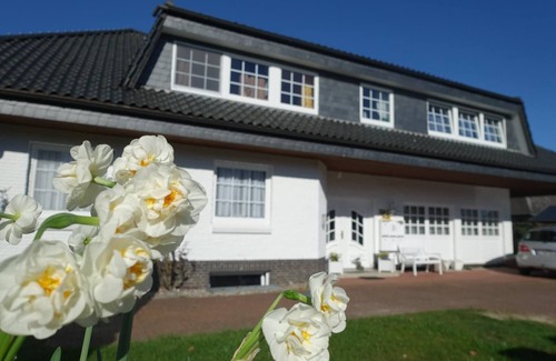 Ellenberg Apartment | This large vacation apartment "Fischreiher 1" with waterfront property, rowing boat and in-house bicycles is one of the most beautiful vacation residences on the Baltic Sea fjord Schlei