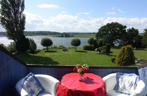 Ellenberg Apartment | This large vacation apartment "Fischreiher 1" with waterfront property, rowing boat and in-house bicycles is one of the most beautiful vacation residences on the Baltic Sea fjord Schlei