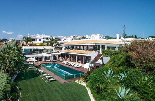 Olhos D'Agua House | This luxurious villa has been lovingly designed to the most exacting standards