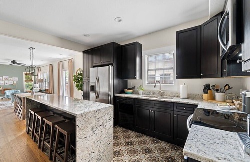 Kessler Apartment | This triplex is a 2 bedroom(s), 2 bathrooms, located in Dallas, TX.