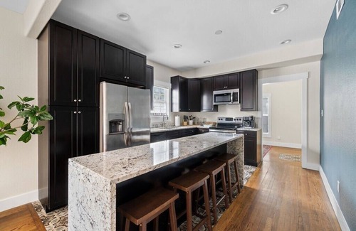Kessler Apartment | This triplex is a 2 bedroom(s), 2 bathrooms, located in Dallas, TX.