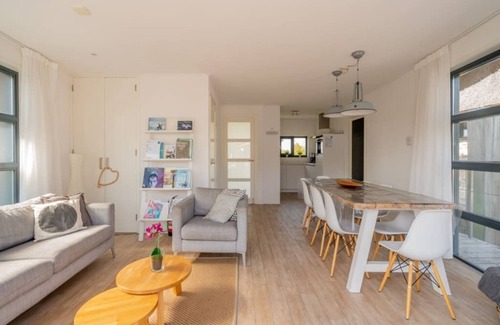 De Heen House | This water villa is nice and light and very tasteful. Offers enough space for the entire family with