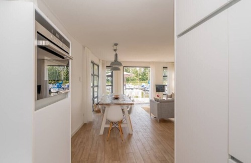 De Heen House | This water villa is nice and light and very tasteful. Offers enough space for the entire family with