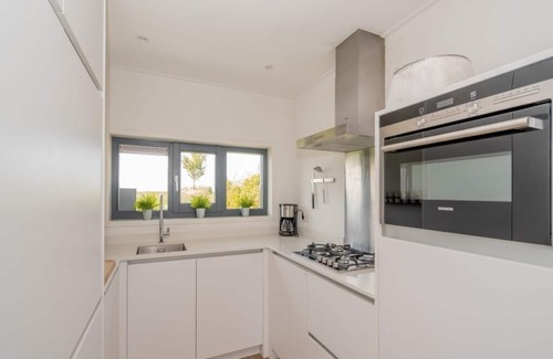 De Heen House | This water villa is nice and light and very tasteful. Offers enough space for the entire family with