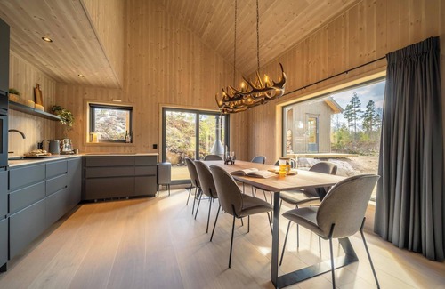 Kviteseid House | This wooden villa is suitable for 8 people. Located in the middle of nature with a view of a lake and just a few minutes' drive from the center of Vrådal.