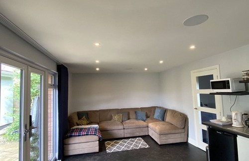 Hemel Hempstead House | Thistle Lodge - Quiet Garden Lodge with off road parking