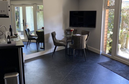 Hemel Hempstead House | Thistle Lodge - Quiet Garden Lodge with off road parking