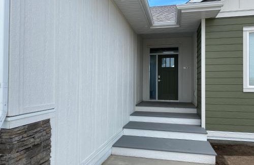 Mountain View House | Thistle Ridge (Upper) New Waterton Lakes Area Waterfront Home