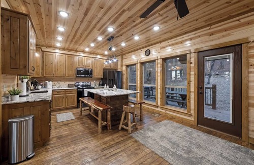 Broken Bow Cabin | Three Bears Hideout, Mountain Views, Hot Tub– Sleeps 10