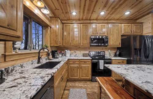 Broken Bow Cabin | Three Bears Hideout, Mountain Views, Hot Tub– Sleeps 10