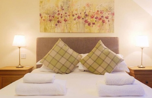 Le Vallon Apartment | Three Bed Apartment Overlooking Garden Ideal For Families