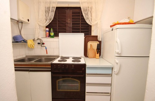 Milna Apartment | Three bedroom apartment near beach Milna, Vis (A-8913-a)