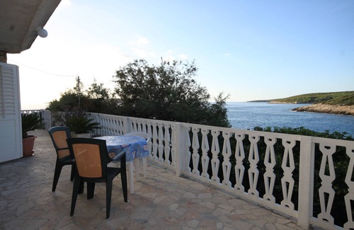 Milna Apartment | Three bedroom apartment near beach Milna, Vis (A-8913-a)