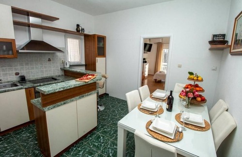 Omis Apartment | Three bedroom apartment with balcony and sea view Duće, Omiš (A-7576-a)