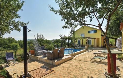 Dicmo House | Three-Bedroom Holiday Home In Dicmo