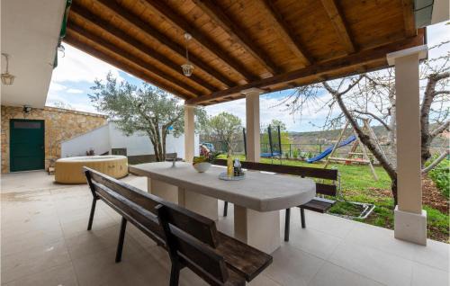 Sestanovac House | Three-Bedroom Holiday Home In Katuni
