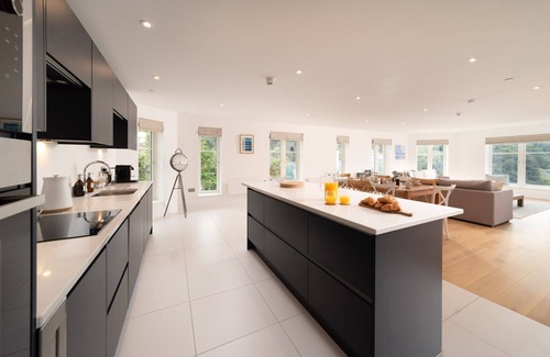 Lynmouth Apartment | Three bedroom pet friendly holiday apartment sleeping 6 in Lynmouth, boasting stunning sea views