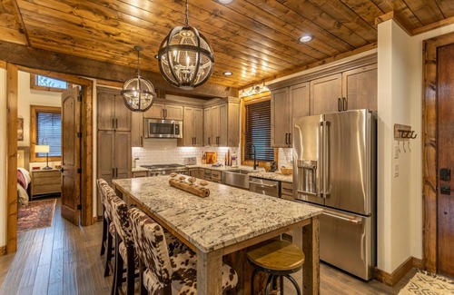 Banner Elk Cabin | Three Little Bears at Eagles Nest - pet friendly, walk to tennis