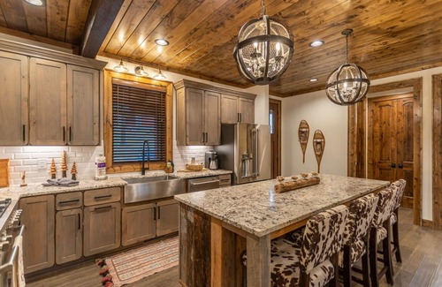 Banner Elk Cabin | Three Little Bears at Eagles Nest - pet friendly, walk to tennis