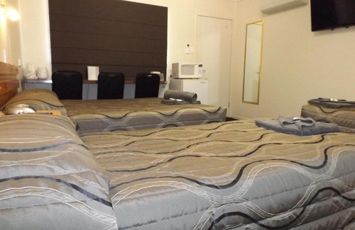 Monto Hotel | Three Moon Motel