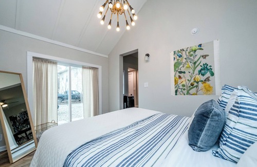 Three Oaks House | Three Oaks Unit Steps To Downtown! 2 Night Summer Min!