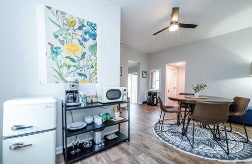 Three Oaks House | Three Oaks Unit Steps To Downtown! 2 Night Summer Min!