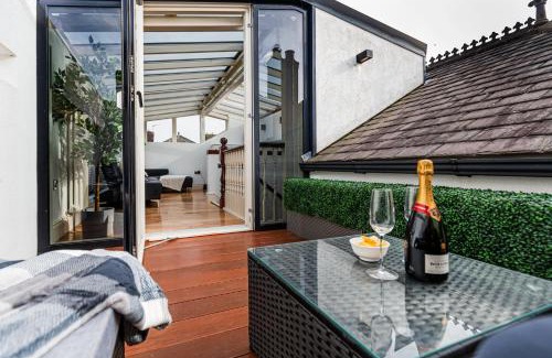 Middlestown House | Thrushley Cottage in Wakefield - sleeps 7 - with roof terrace