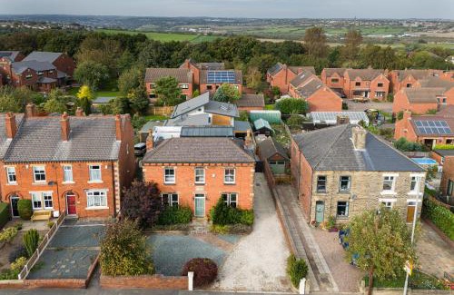Middlestown House | Thrushley Cottage in Wakefield - sleeps 7 - with roof terrace