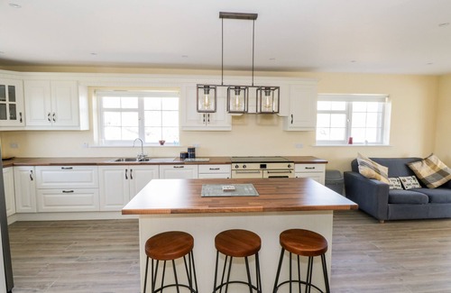 Wild Atlantic Way Cottage | TÍ TOM NÁRTA, family friendly in Lettermore, County Galway