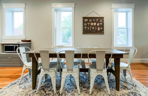 Washington House | Tibbe Flat at the Cedar Haus - Downtown WashMo, Dog-Friendly, Wineries